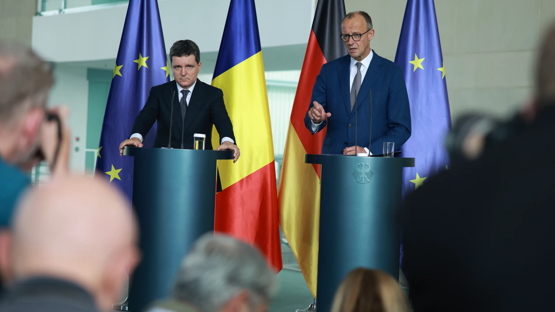 Berlin (Germany), 18/07/2025.- German Chancellor Friedrich Merz (R) gestures next to Romanian President Nicusor Dan during a press conference at the Chancellery in Berlin, Germany, 18 July 2025. The Romanian president is on an official visit to Berlin. (Alemania, Rumanía) EFE/EPA/CLEMENS BILAN
