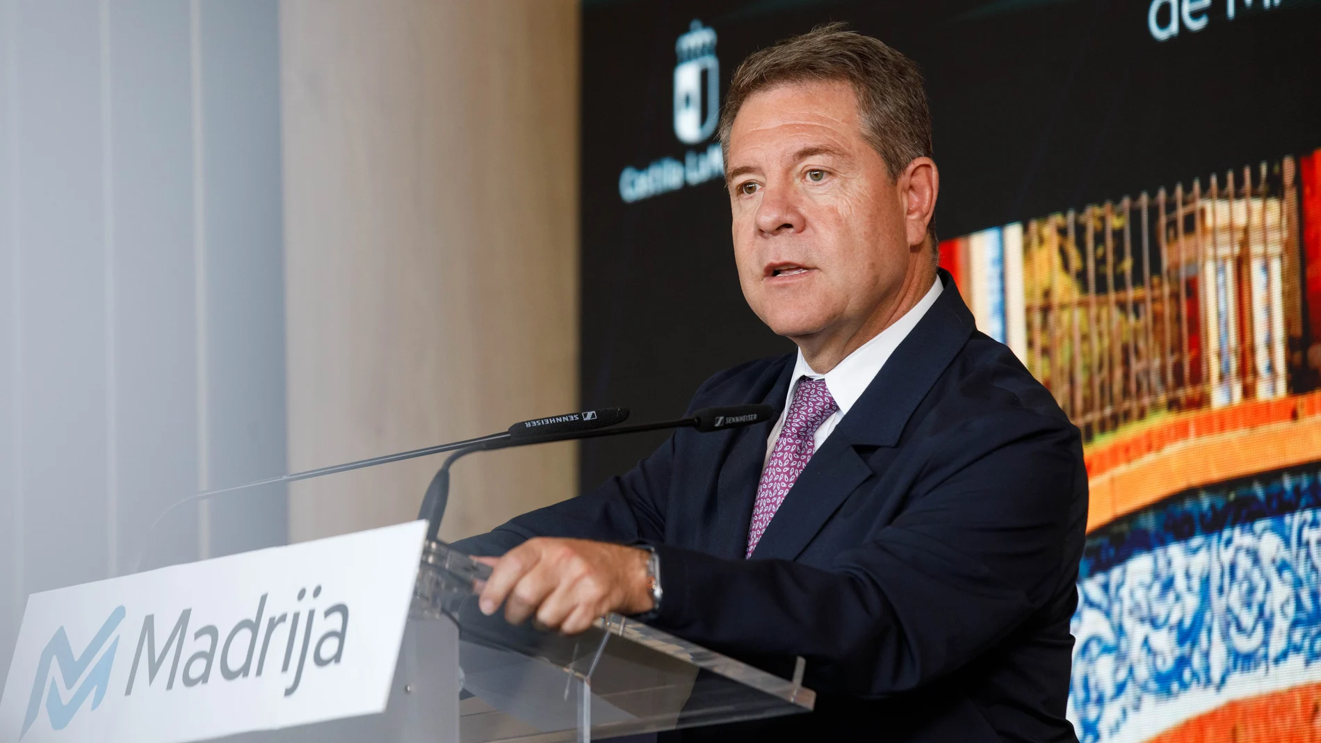 El presidente de Castilla-La Mancha, Emiliano García-Page, inaugura, en Talavera de la Reina, la sede de la empresa Madrija.