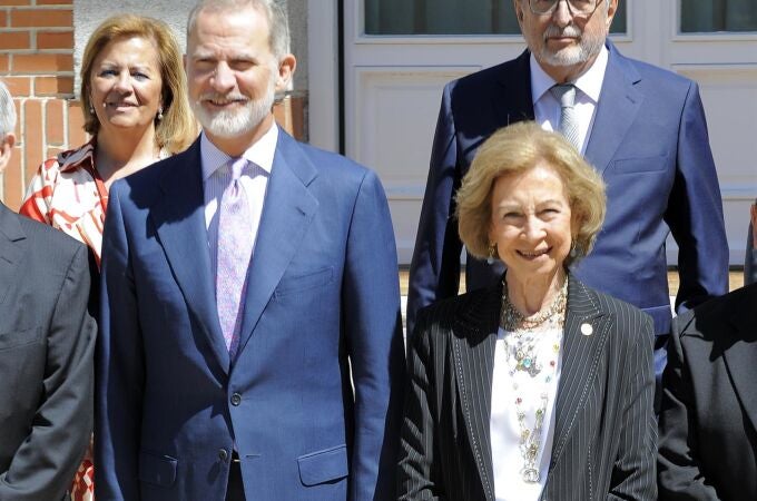 El Rey Felipe, muy pendiente de la Reina Sofía en su reaparición tras revelar el futuro de la Infanta Sofía