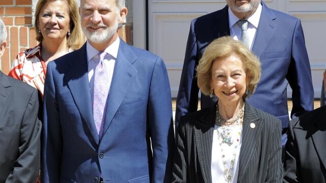 El Rey Felipe, muy pendiente de la Reina Sofía en su reaparición tras revelar el futuro de la Infanta Sofía