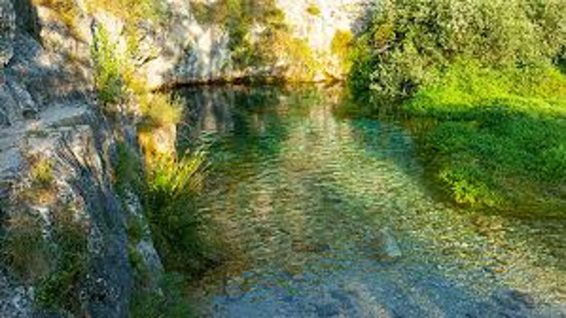 Aguas cristalinas en el Pozo Azul de Burgos
