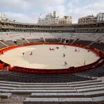 Vicent Mompó supervisa las reformas en la Plaza de Toros de València