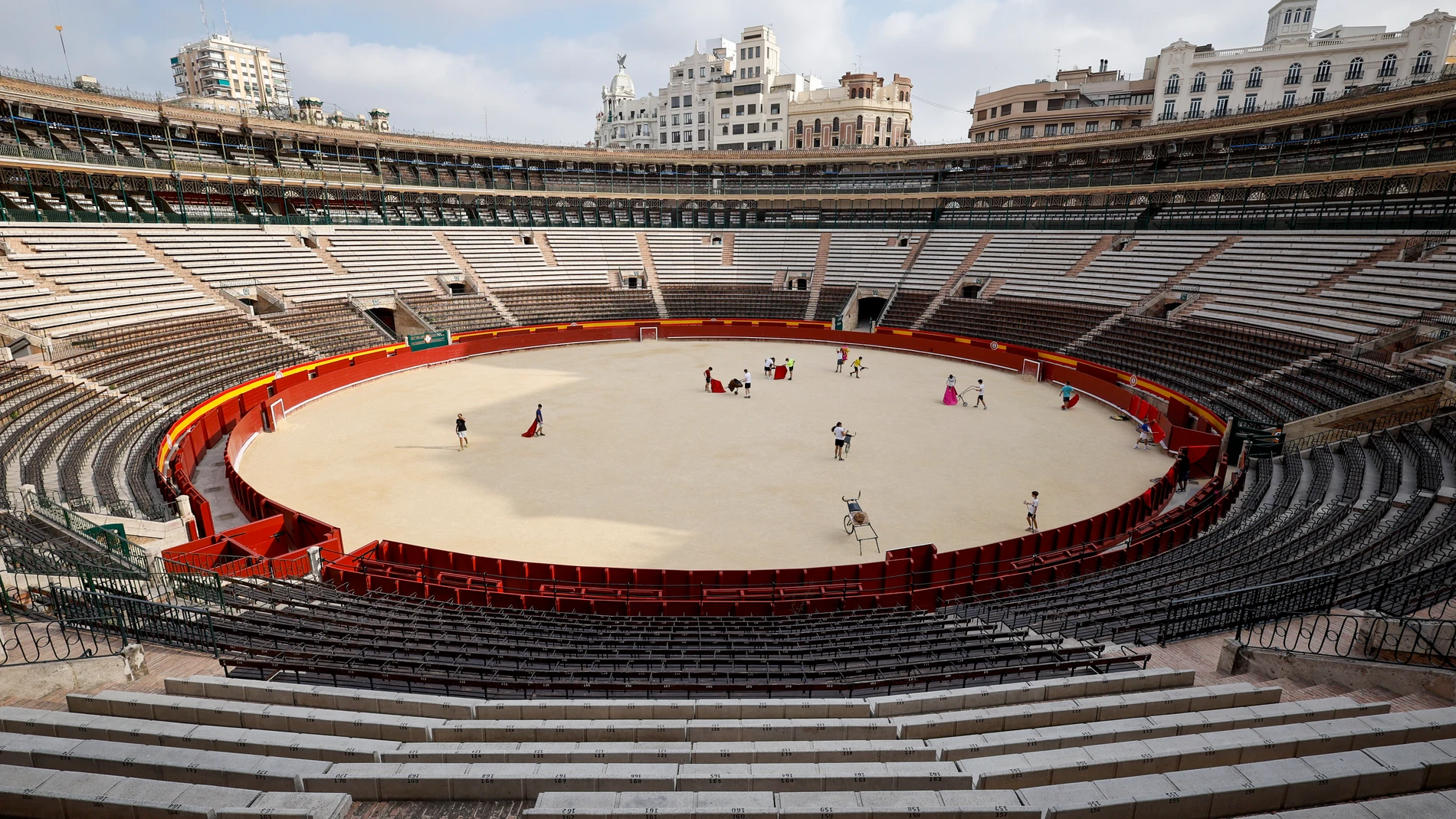 GRAFCVA8719. VALENCIA, 18/07/2025.- Vista general de la Plaza de Toros de València durante la visita del presidente de la Diputación de Valencia, Vicent Mompó, para conocer el estado de las obras que está realizando la corporación provincial. EFE/Biel Aliño