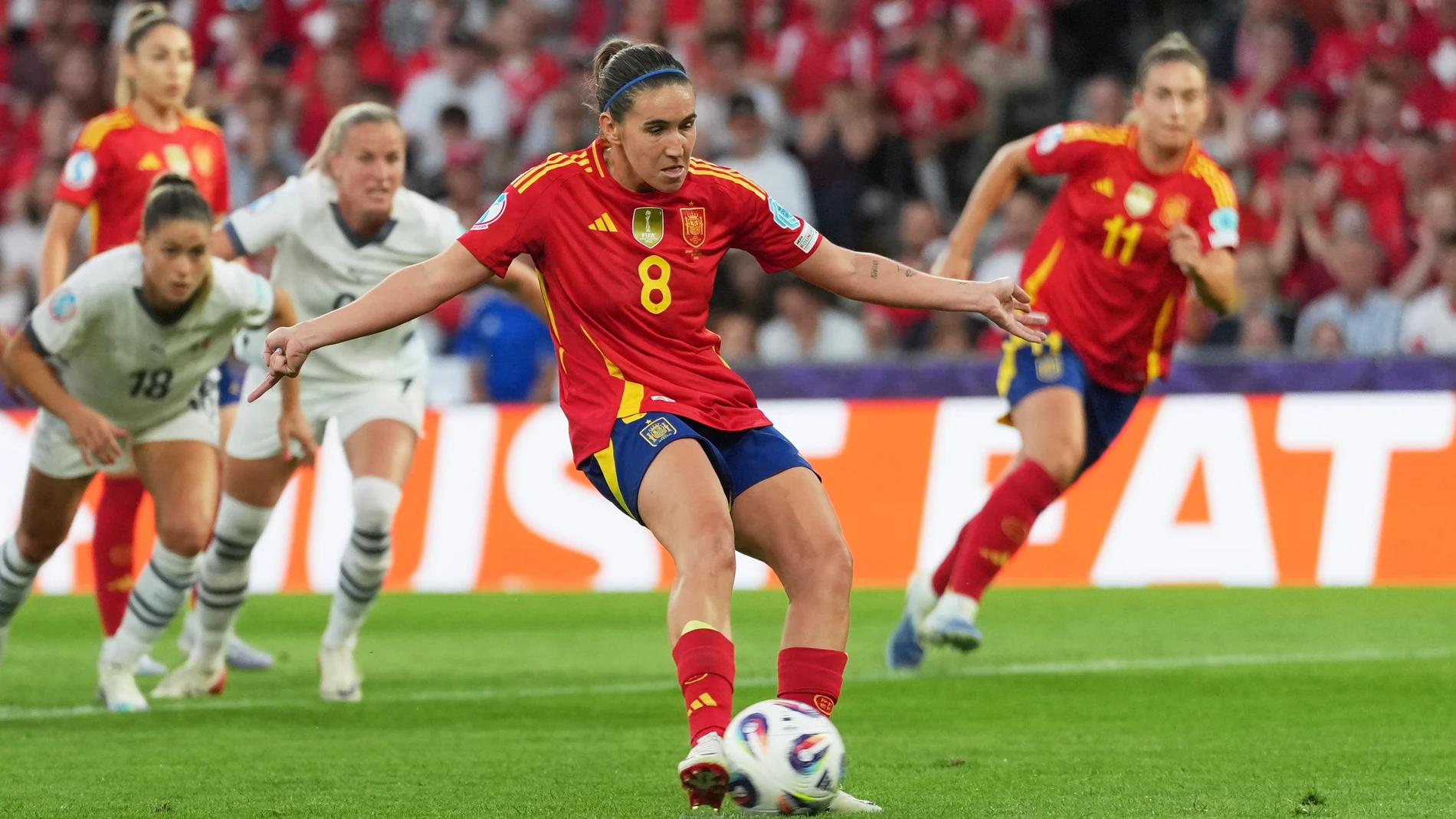 Spain's Mariona Caldentey, centre, shoots a penalty kick during the Women's Euro 2025 quarterfinals soccer match between Spain and Switzerland at Stadion Wankdorf in Bern, Switzerland, Friday, July 18, 2025. (AP Photo/Martin Meissner)