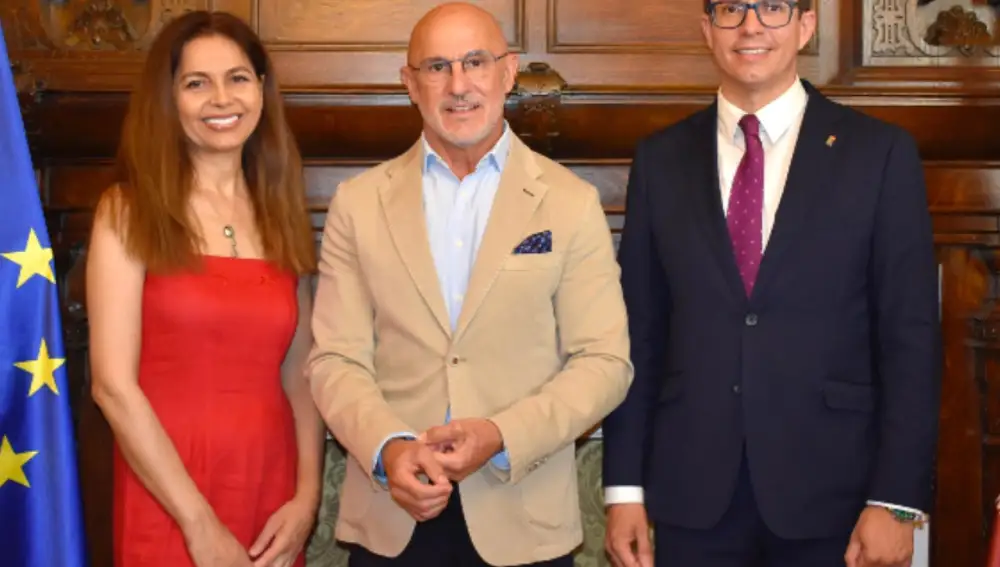Nasrin Zhiyan, Luis de la Fuente y José Antonio Rupérez. Foto:Julio Prado (Centro Riojano de Madrid)