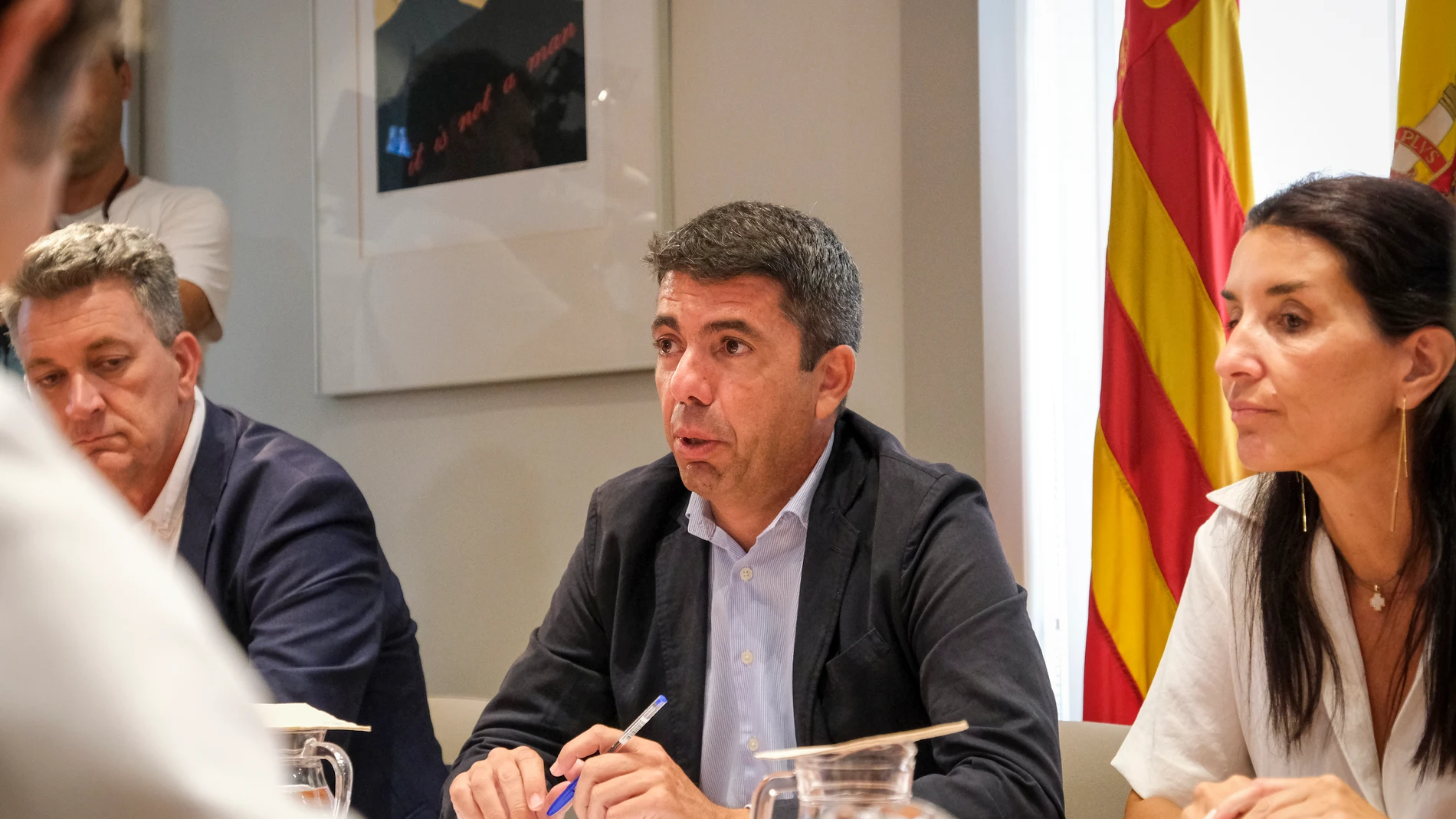 GRAFCVA8734. VALENCIA, 18/07/2025.- El president de la Generalitat, Carlos Mazón, preside la primera reunión de la Mesa de Seguimiento de Inversiones de la Provincia de Alicante en la que participa el Instituto de Estudios Económicos de la Provincia de Alicante (Ineca), celebrada este viernes en la Casa de las Brujas, sede del Consell en Alicante. EFE/Pablo Miranzo