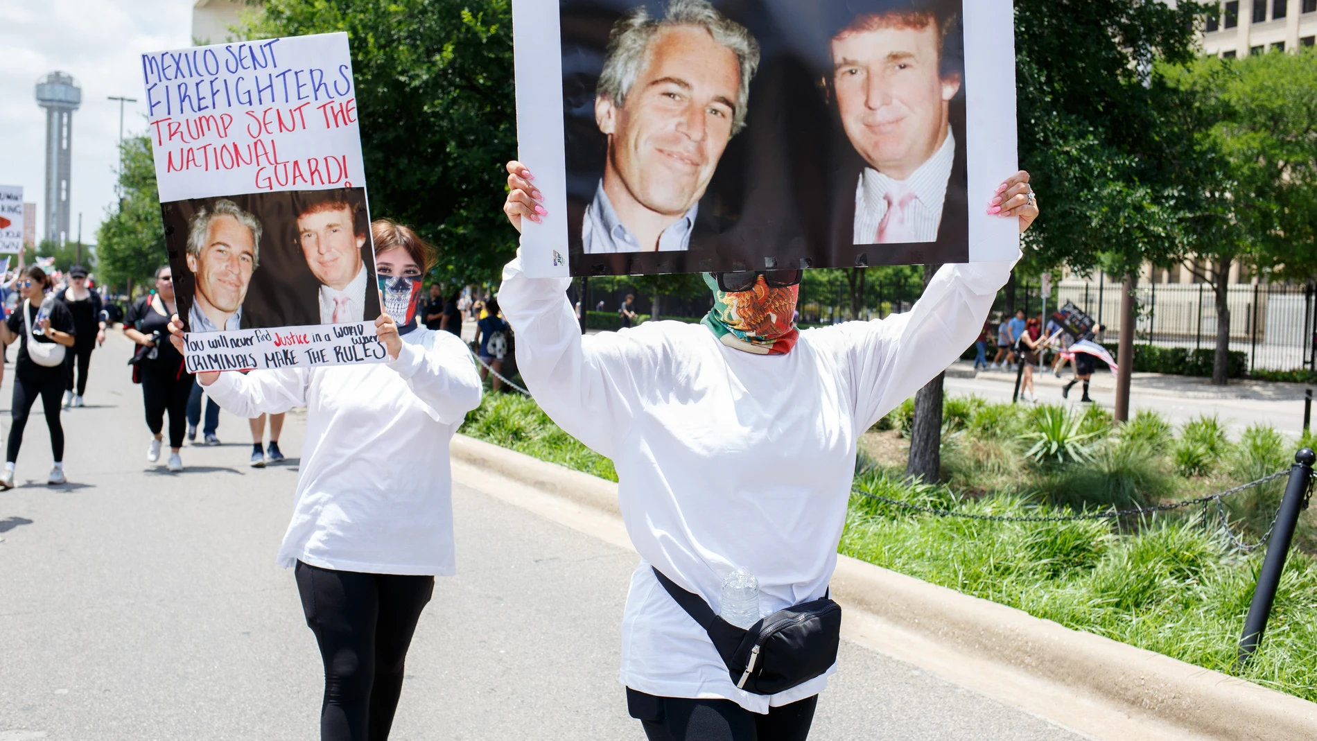 June 14, 2025, Dallas, Texas, USA: Two women holding images of Donald Trump and convicted sex trafficker Jeffrey Epstein who committed suicide in prison, during the No Kings protest in downtown Dallas Texas on Saturday. Europa Press/Contacto/Jaime Carrero 14/06/2025 ONLY FOR USE IN SPAIN