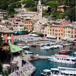 Un destino turístico italiano prohíbe caminar descalzo o beber en la calle y los británicos estallan: "Es una represión brutal"
