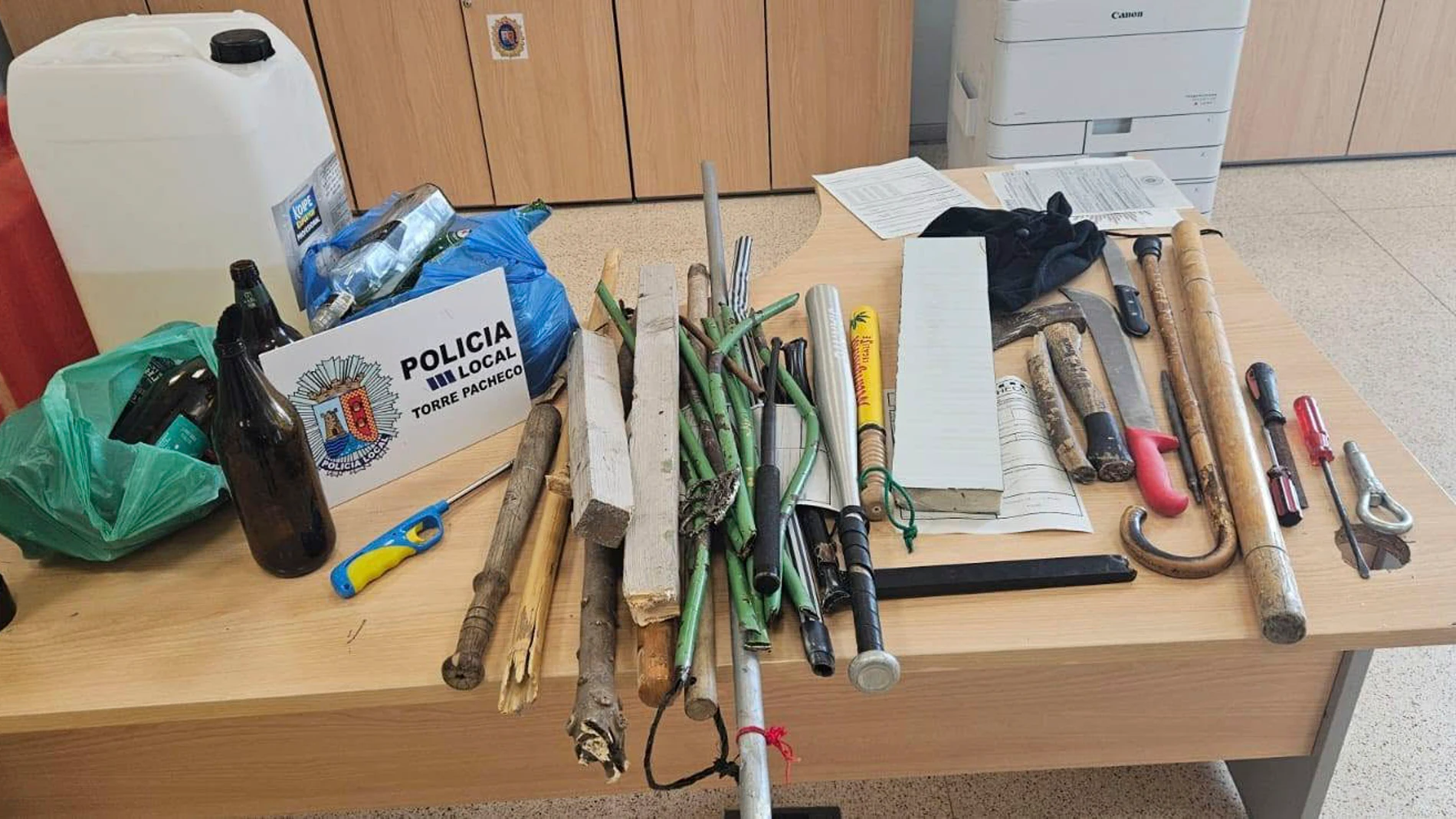 Murcia, 18/07/2025.- La Policía Local de Torre Pacheco ha publicado en su cuenta de Facebook una carta abierta a la población en la que le transmite que estos días de disturbios racistas en la localidad, tras la agresión a un vecino de 68 años supuestamente por un magrebí el pasado día 9, se está dejando la piel y en muchos momentos, jugándose la vida para calmar los ánimos y evitar que vayan a más, tras lo que reconoce errores. Lo acompañan con esta imagen, objetos intervenidos a los racista...