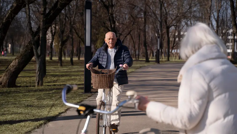 Montar en bicicleta: el ejercicio para personas mayores que es cuatro veces más eficiente que caminar