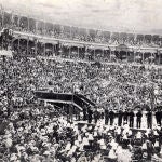 Imagen histórica del Certamen Internacional de Bandas de Valencia cuando se celebraba en la Plaza de Toros de la ciudad en el año 1903