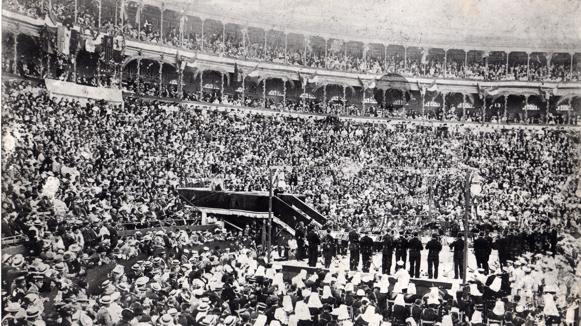 Imagen histórica del Certamen Internacional de Bandas de Valencia cuando se celebraba en la Plaza de Toros de la ciudad en el año 1903