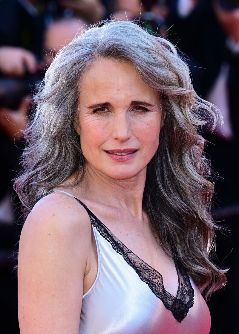 Andie MacDowell presumiendo de cabello con canas.