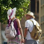 Imagen de dos personas con mochila y sombrero. 