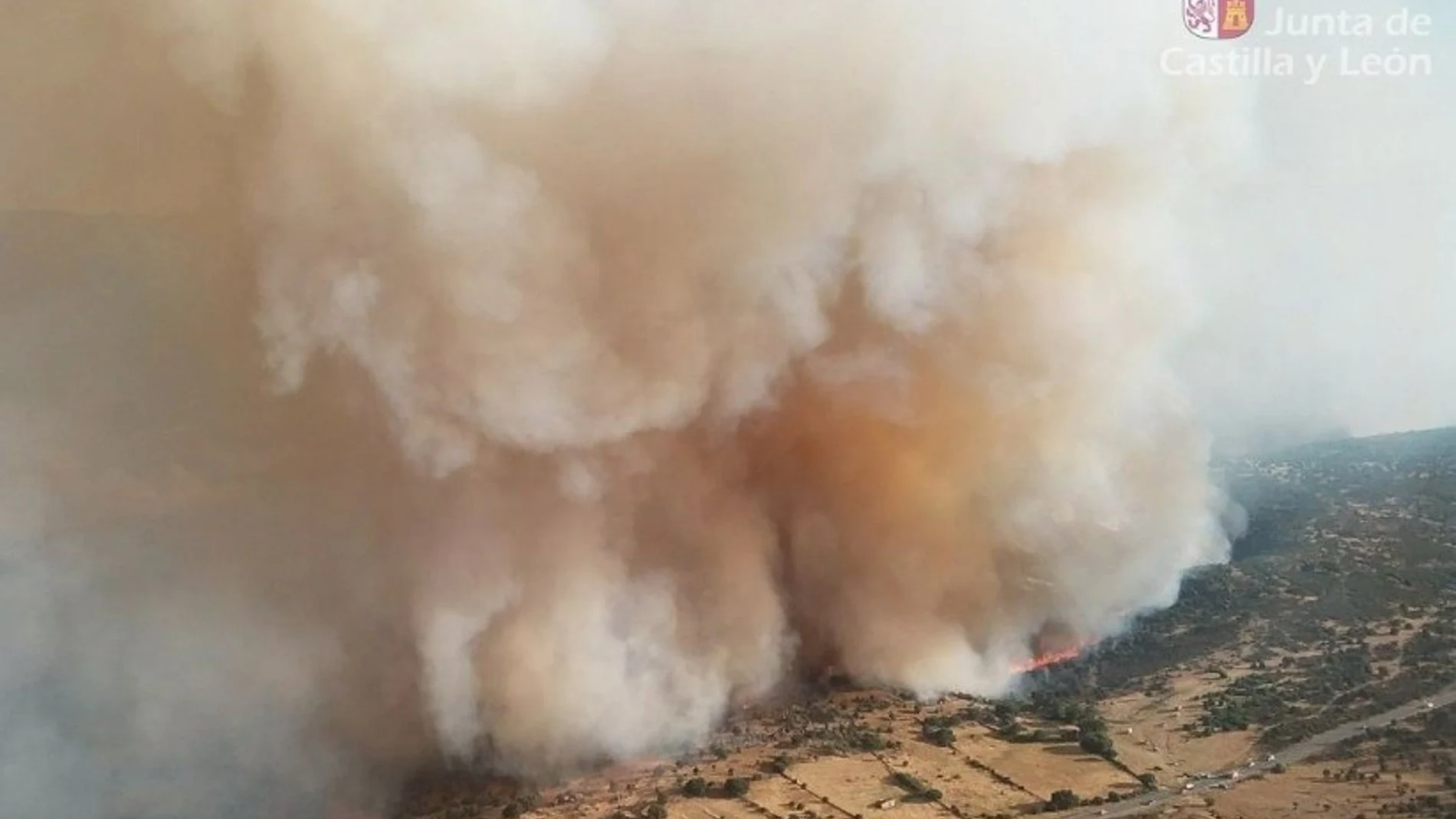 Situación "más positiva" en el incendio de Navaluenga (Ávila) que continúa con un perímetro de 26 km