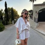 Influencer con look de verano.