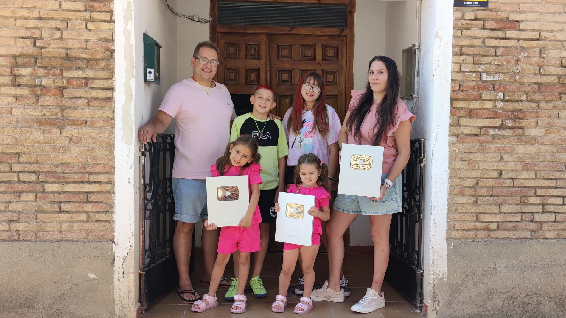 La familia de youtubers Naluchi VLOG encabezada por Luis Redondo y Mayte Torres junto a sus hijos Marina, Luis, Cynthia y Ruth