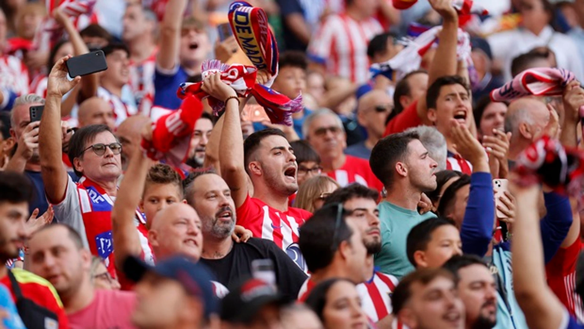 (Foto de ARCHIVO) Afición Atlético de Madrid REMITIDA / HANDOUT por ATLÉTICO DE MADRID Fotografía remitida a medios de comunicación exclusivamente para ilustrar la noticia a la que hace referencia la imagen, y citando la procedencia de la imagen en la firma 08/10/2023