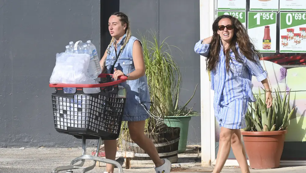 Rocío Flores en Cádiz haciendo la compra