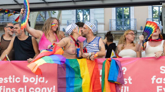 El desfile del orgullo LGTBI+ Pride tiñe de arcoíris el centro de Barcelona