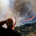  Un hombre contempla un incendio forestal declarado en el término municipal de Navaluenga (Ávila), este viernes. 