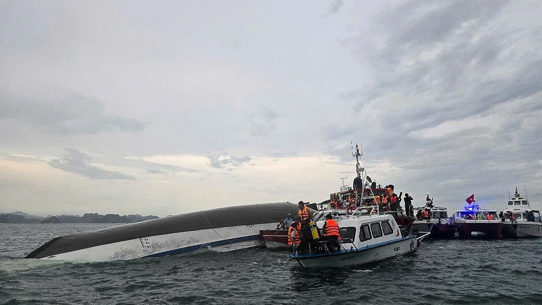 Ha Long (Vietnam), 19/07/2025.- A handout photo made available by Vietnam News Agency shows rescuers searching for victims after a tourist boat capsized in Ha Long Bay, Quang Ninh province, Vietnam, 19 July 2025. At least 18 people died and several are missing after a tourist boat carrying 53 people onboard capsized in Ha Long Bay on 19 July, according to state media. EFE/EPA/VIETNAM NEWS AGENCY /HANDOUT VIETNAM OUTHANDOUT EDITORIAL USE ONLY/NO SALES