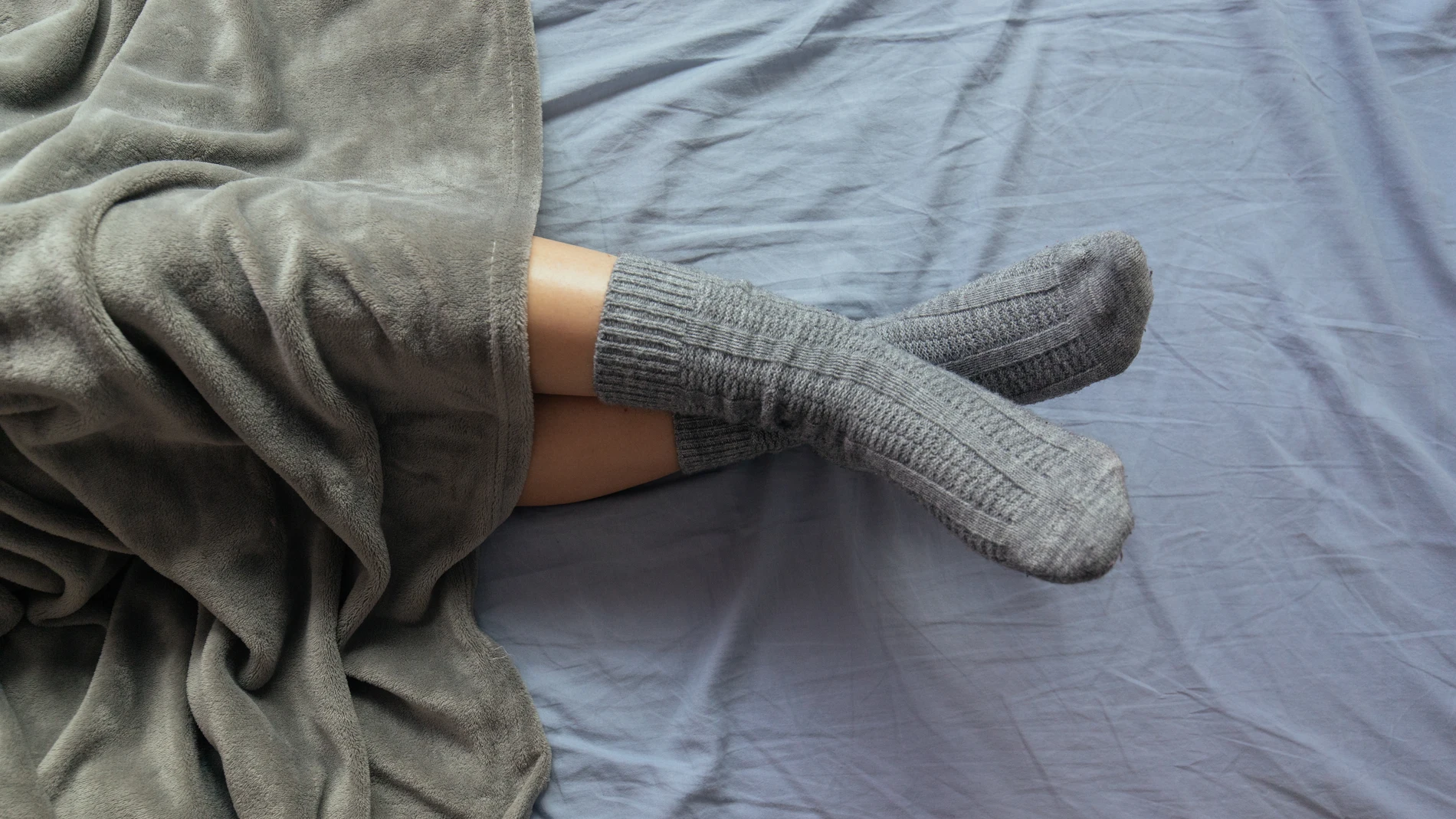 Qué significa dormir con calcetines, según la psicología