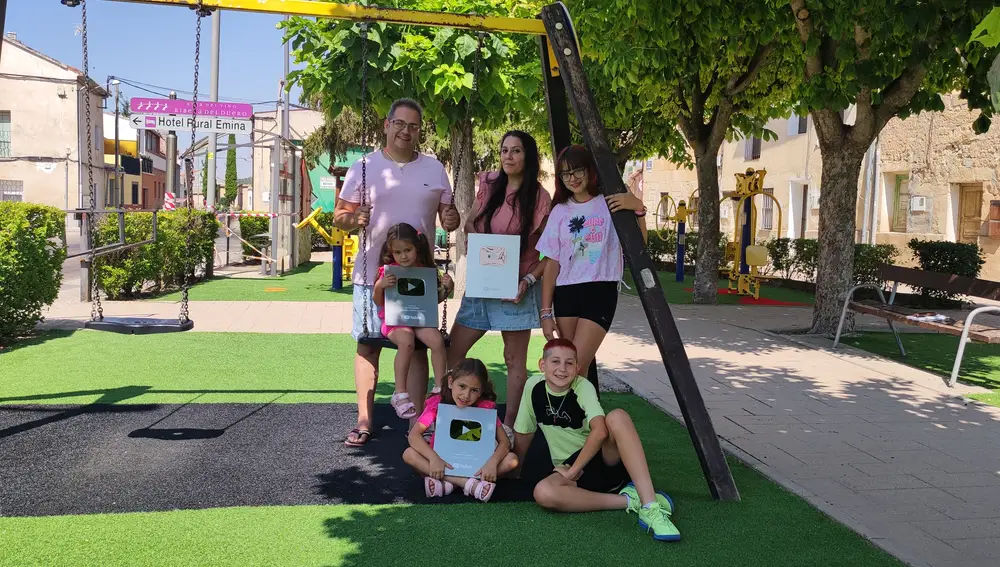 La familia de Naluchi VLOG con Luis y Mayte, los padres, junto a sus hijos Marina, Luis, Cynthia y Ruth en el parque infantil de Valbuena de Duero
