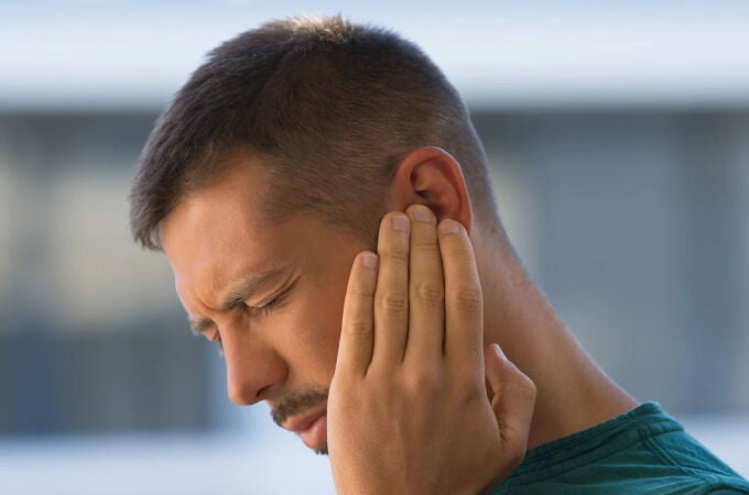 Un médico otólogo revela cómo evitar infecciones en el oído en verano: “Es la época del año con más casos de otitis”