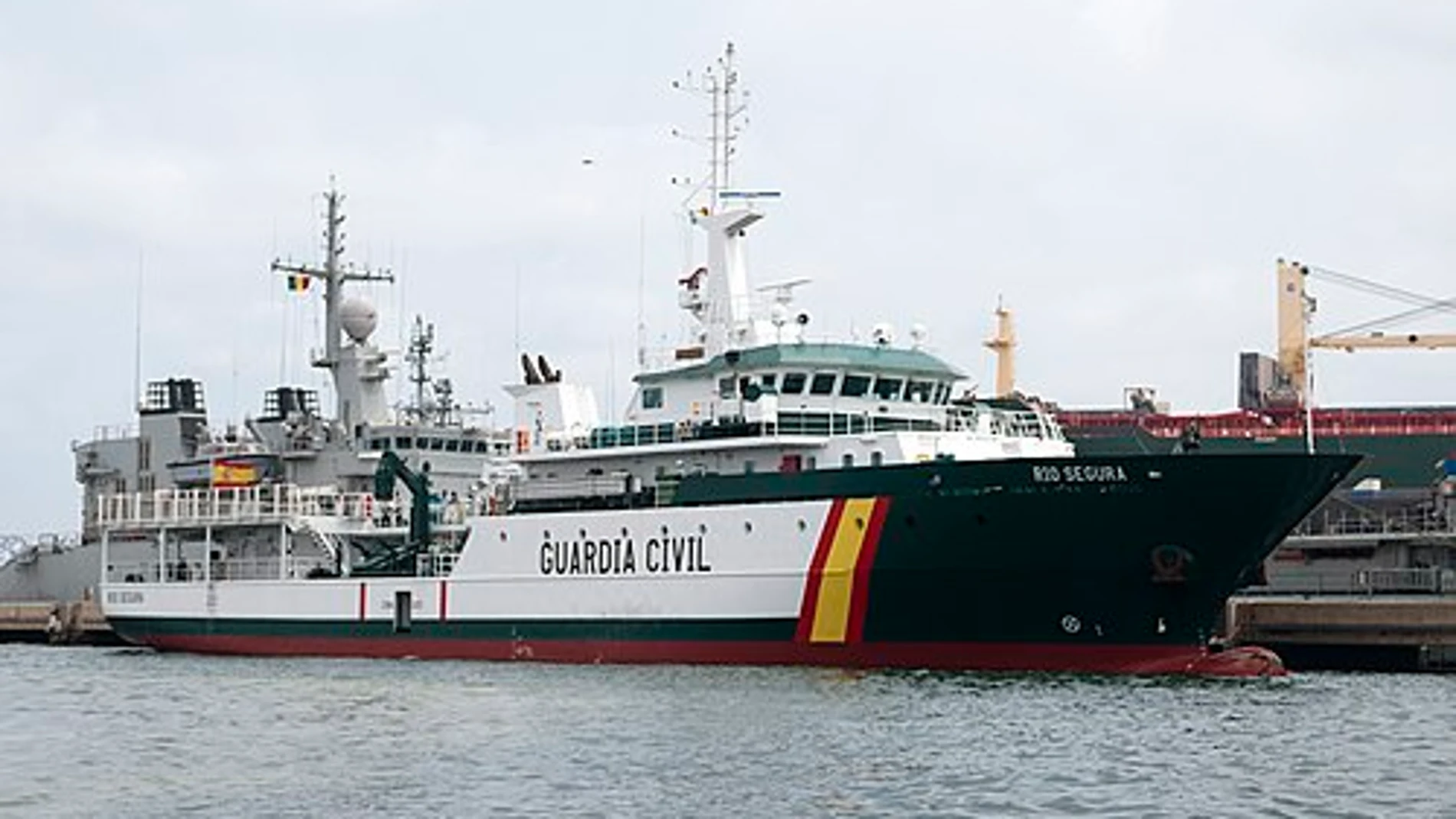 La Guardia Civil transporta su mayor patrullero naval a Melilla para luchar la inmigración irregular