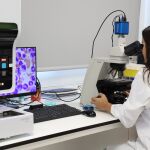 Investigadora en uno de los centros de la comunidad