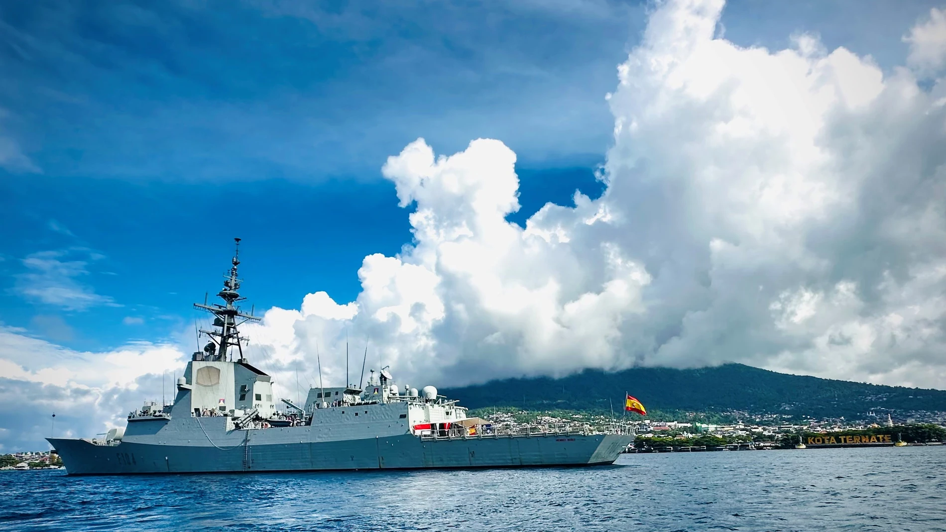 La fragata Méndez Núñez en las inmediaciones de las Islas Moluscas en su expedición hacia Japón