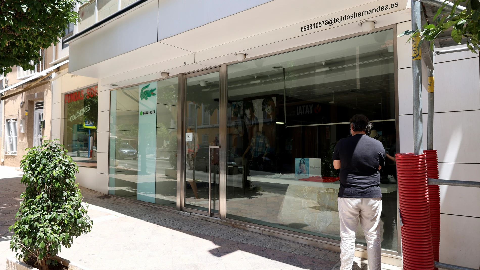 MURCIA, 19/07/2025.- Un hombre ha muerto este sábado tras ser agredido por su hijo en su comercio de la calle Mayor de Molina de Segura (Murcia), tras lo que ha sido detenido, según la Policía Nacional y el 112. Poco antes de las 10:50 horas, varias personas llamaban al teléfono único de emergencias para dar aviso de que un hombre de unos 60 años se encontraba mal y le faltaba la respiración, por lo que ha sido enviado en su ayuda personal médico en una ambulancia, que a su llegada solo ha po...