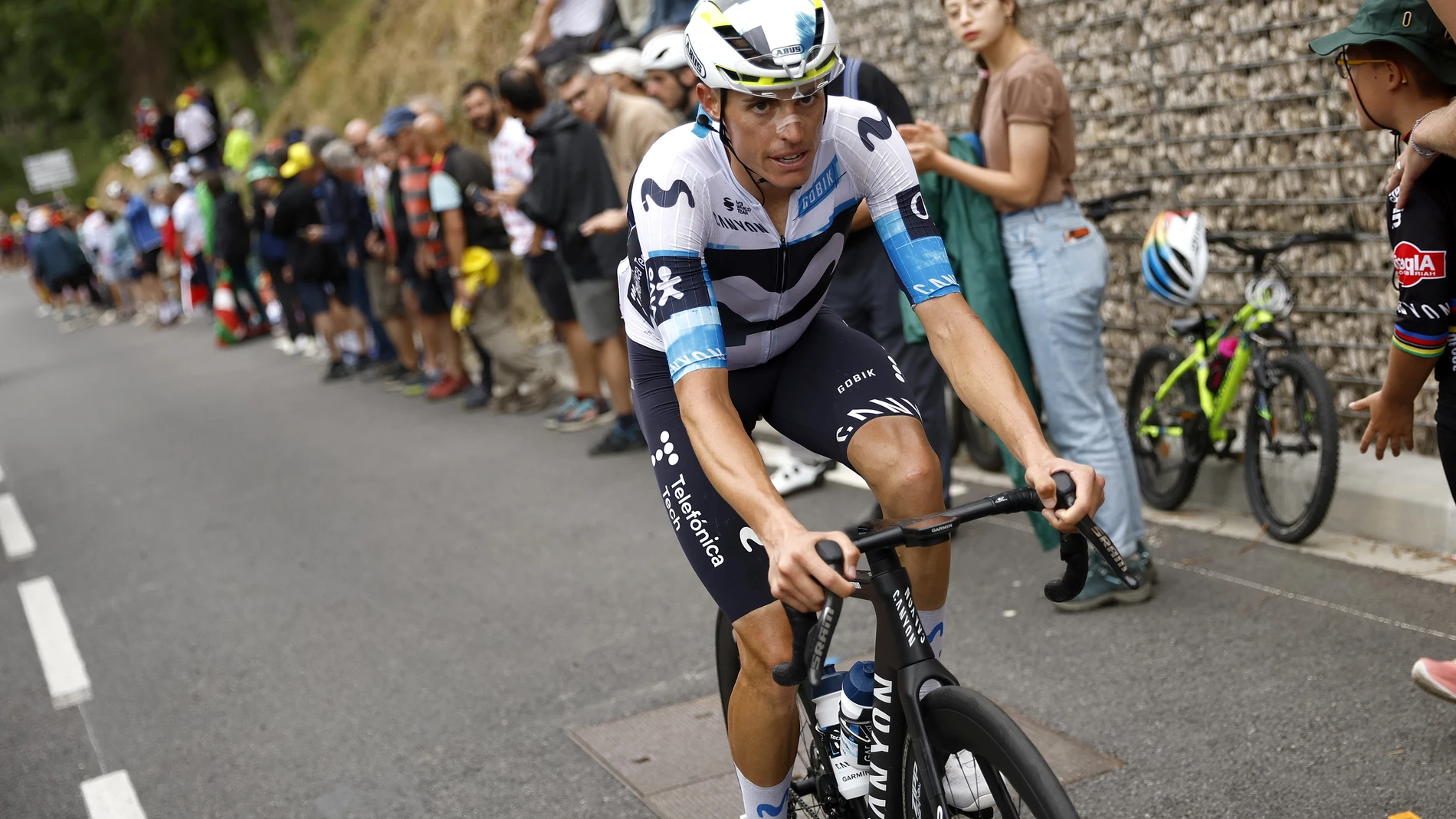 (France), 19/07/2025.- Spanish rider Enric Mas of Movistar Team in action during the 14th stage of the Tour de France cycling race over 182.6km from Pau to Luchon-Superbagneres, France, 19 July 2025. (Ciclismo, Francia) EFE/EPA/MARTIN DIVISEK