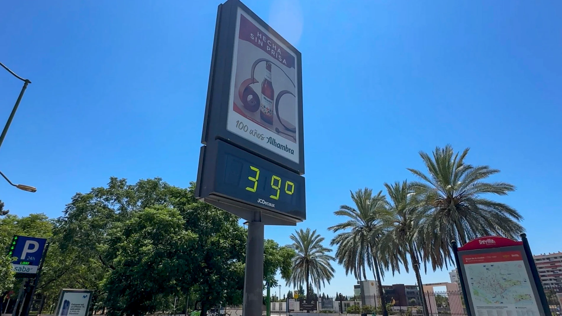 SEVILLA, 19/07/2025.- Un termómetro marca 39 grados en Sevilla este sábado, una jornada marcada por las altas temperaturas en muchas partes del país. EFE/ David Arjona