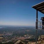 Reportaje de vigilantes de incendios forestales de la Comunidad de Madrid en la torre de vigilancia del Monte de Abantos en la sierra de Madrid. 