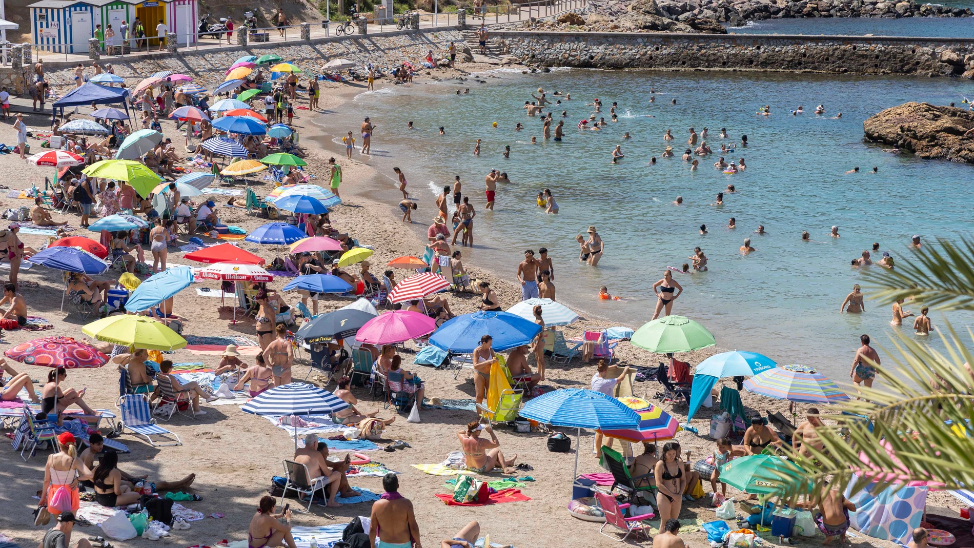 FOTODELDÍA - CARTAGENA (MURCIA), 20/07/2025.- Vista de la playa cartagenera de Cala Cortina este domingo. El cielo estará este domingo despejado en la comunidad murciana. Las temperaturas con pocos cambios y el viento flojo de dirección variable. EFE/Marcial Guillén
