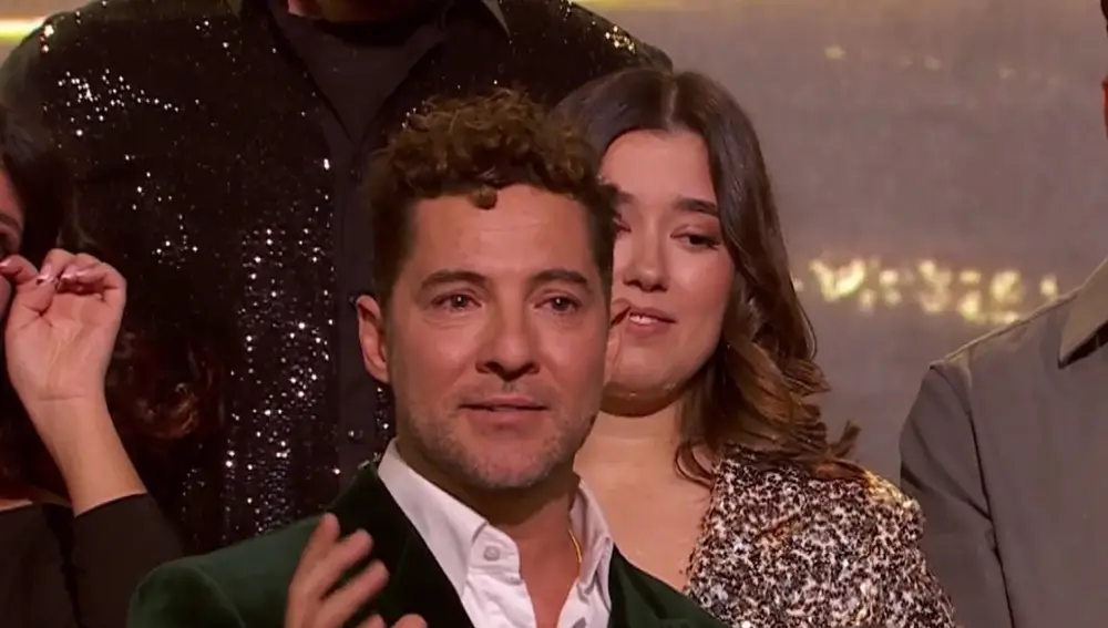 David Bisbal rompe a llorar en la final de 'La Voz Kids' al recibir un homenaje sorpresa