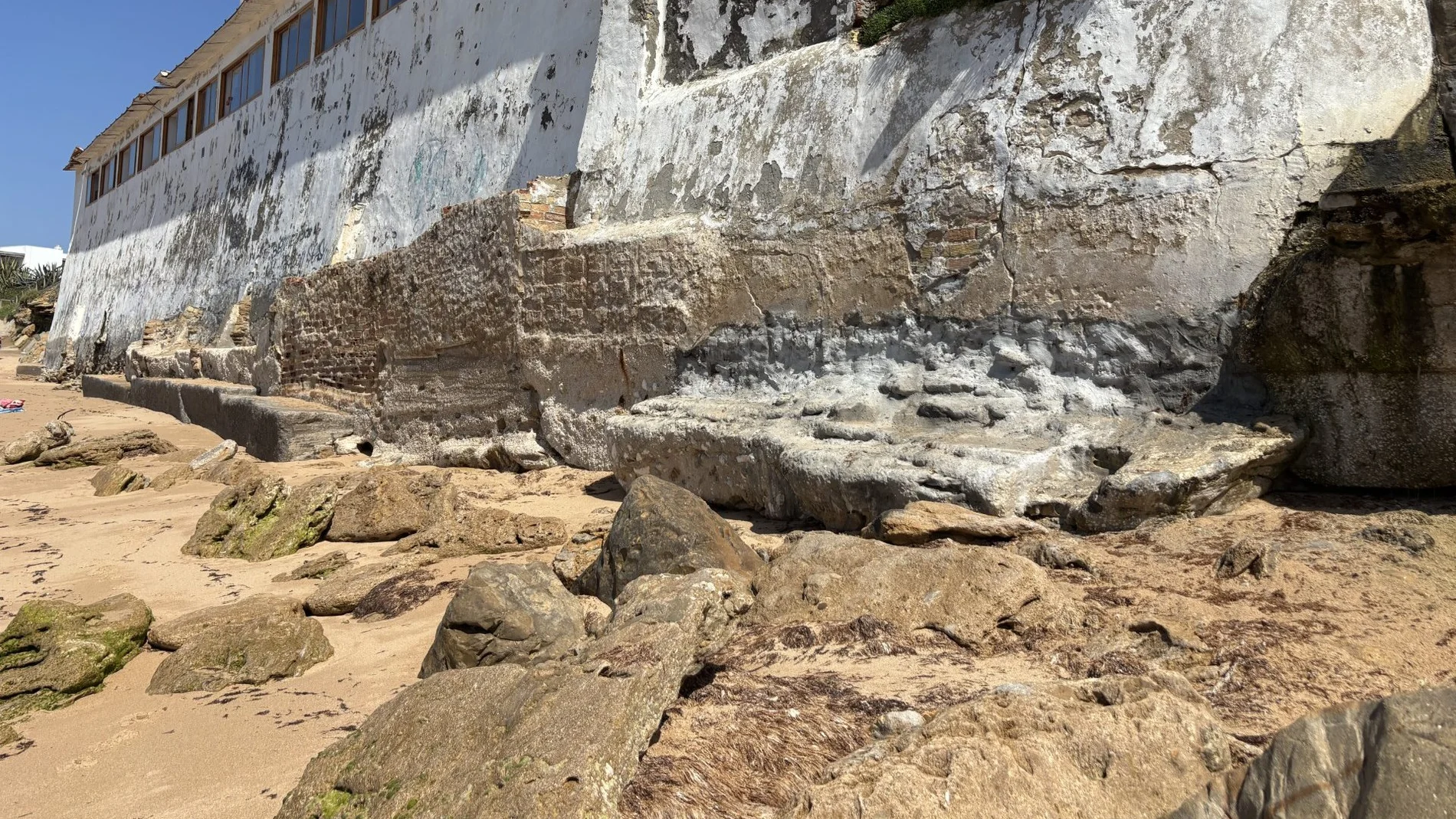 La playa del Pirata se ha quedado sin arena por los temporales
