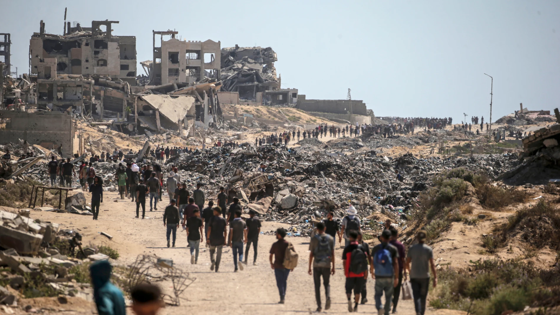 ZIKIM (---), 20/07/2025.- Internally displaced Palestinians walk along Rashid Road in western Jabalia, northern Gaza Strip, 20 July 2025. According to the Palestinian Ministry of Health in Gaza, at least 67 people were killed while trying to receive humanitarian aid in the Zikim area, northern Gaza. EFE/EPA/MOHAMMED SABER