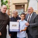 El alcalde de Valladolid, Jesús Julio Carnero, inaugura la plaza Teófanes Egido. En la imagen junto al arzobispo de Valladolid Jesús Argüello y el joven Sergio Justo