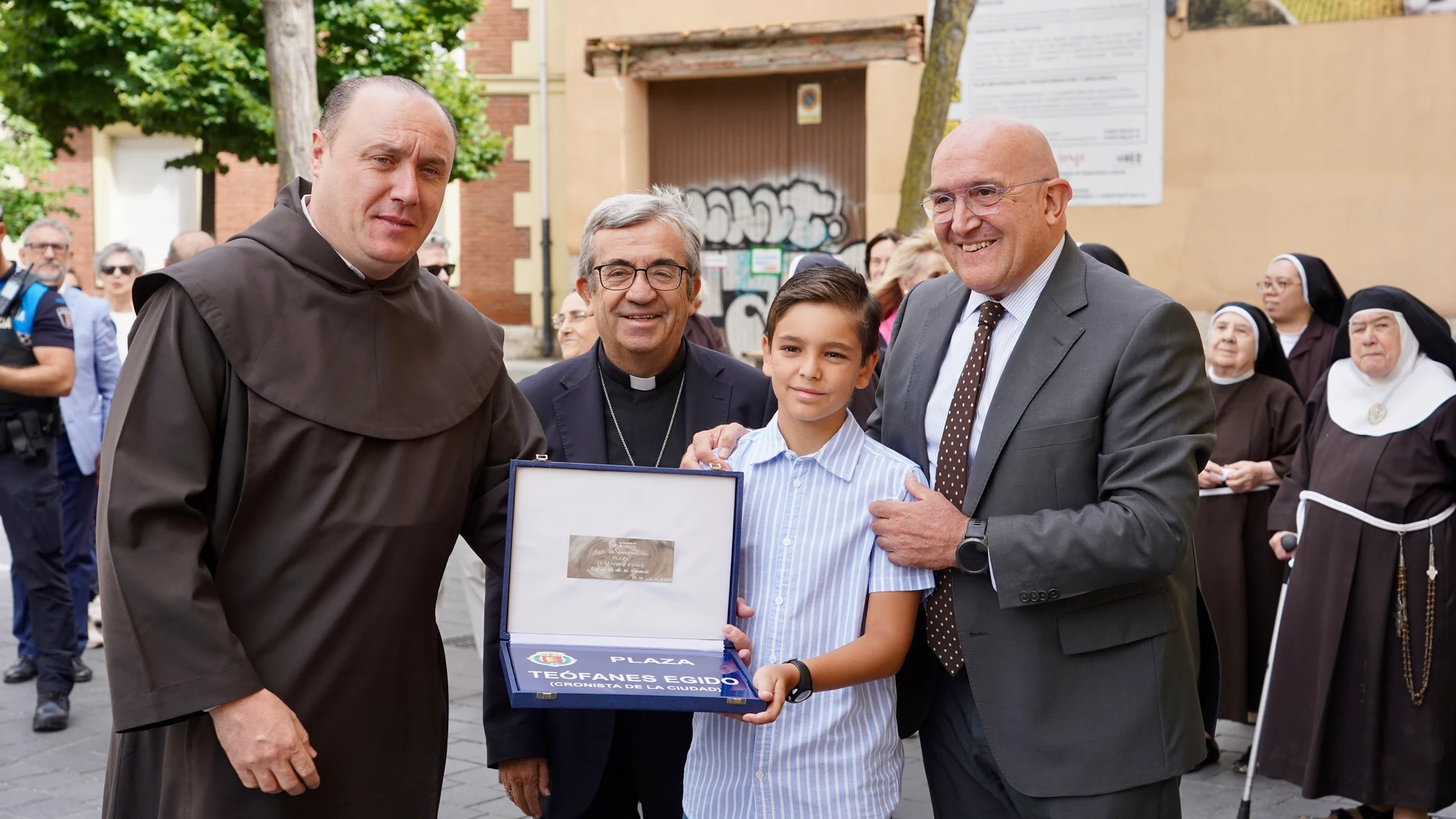 El alcalde de Valladolid, Jesús Julio Carnero, inaugura la plaza Teófanes Egido. En la imagen junto al arzobispo de Valladolid Jesús Argüello y el joven Sergio Justo
