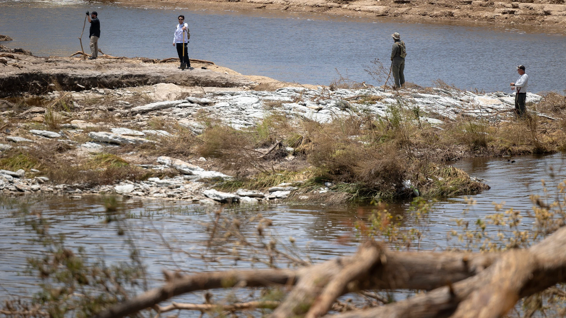 HOUSTON, July 13, 2025 -- People search for victims near the Guadalupe River in Kerrville, Texas, the United States, on July 12, 2025. Europa Press/Contacto/Xu Jianmei 12/07/2025 ONLY FOR USE IN SPAIN
