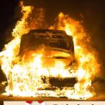 Un coche quemado durante los incidentes