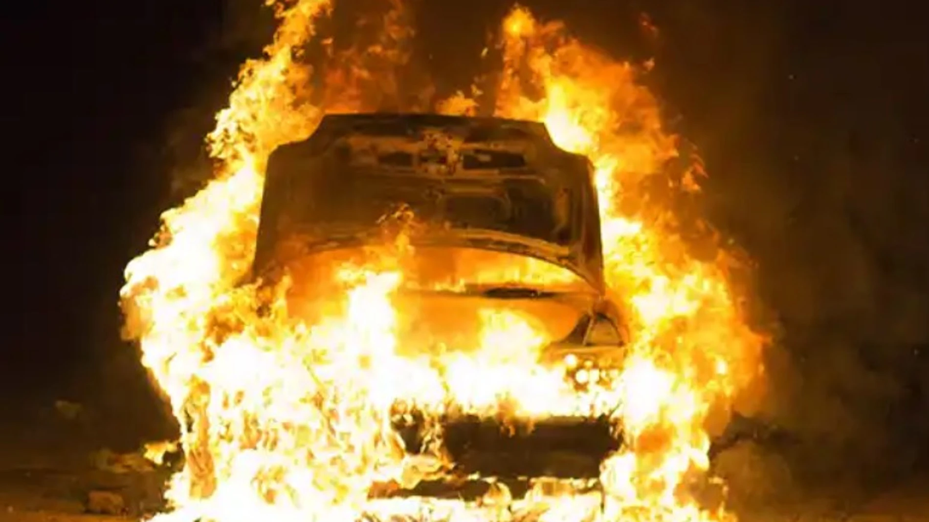 Un coche quemado durante los incidentes