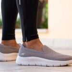Las zapatillas sin cordones más cómodas estilo Skechers que todas las mujeres de +50 recomiendan