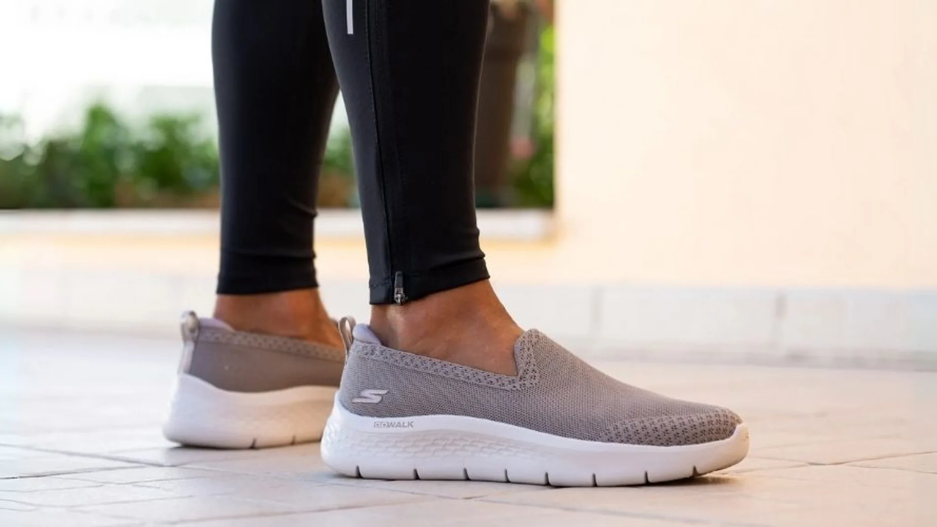 deportivas sin cordones estilo Skechers