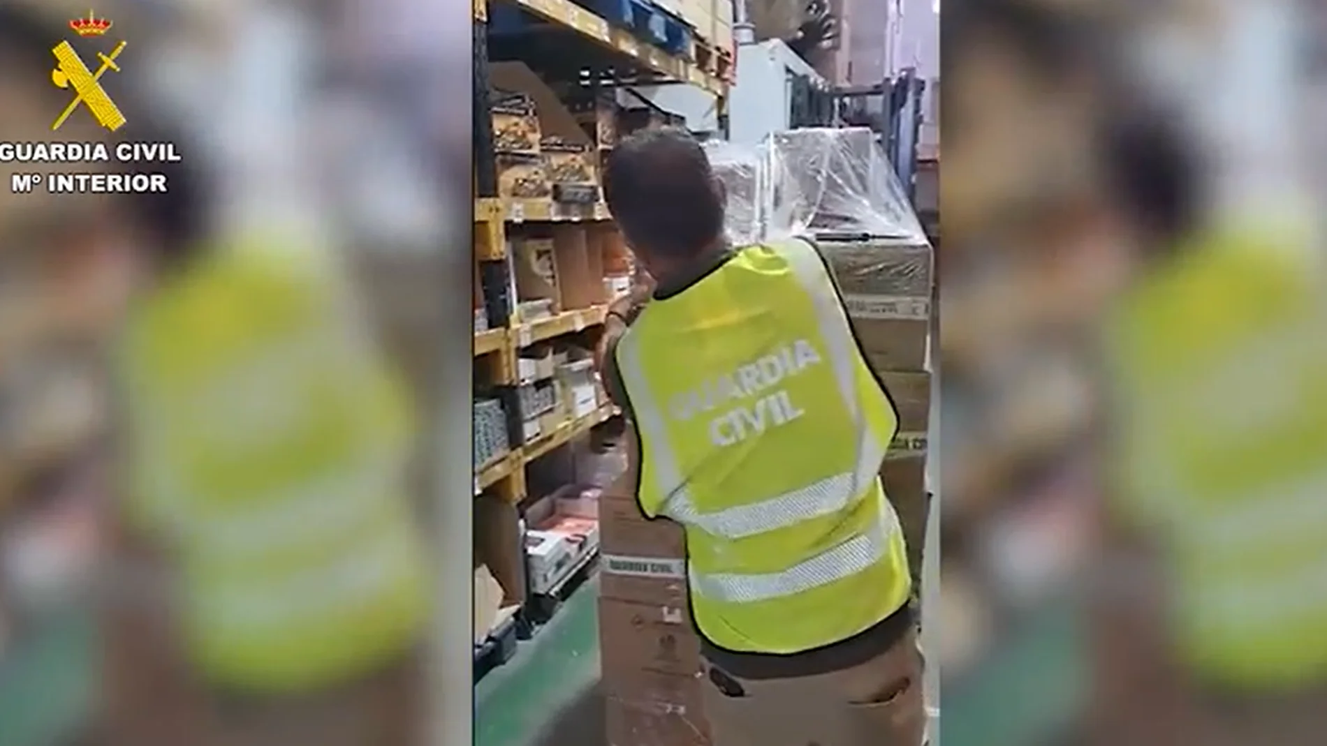 El momento en el que la Guardia Civil interviene el material pirotécnico