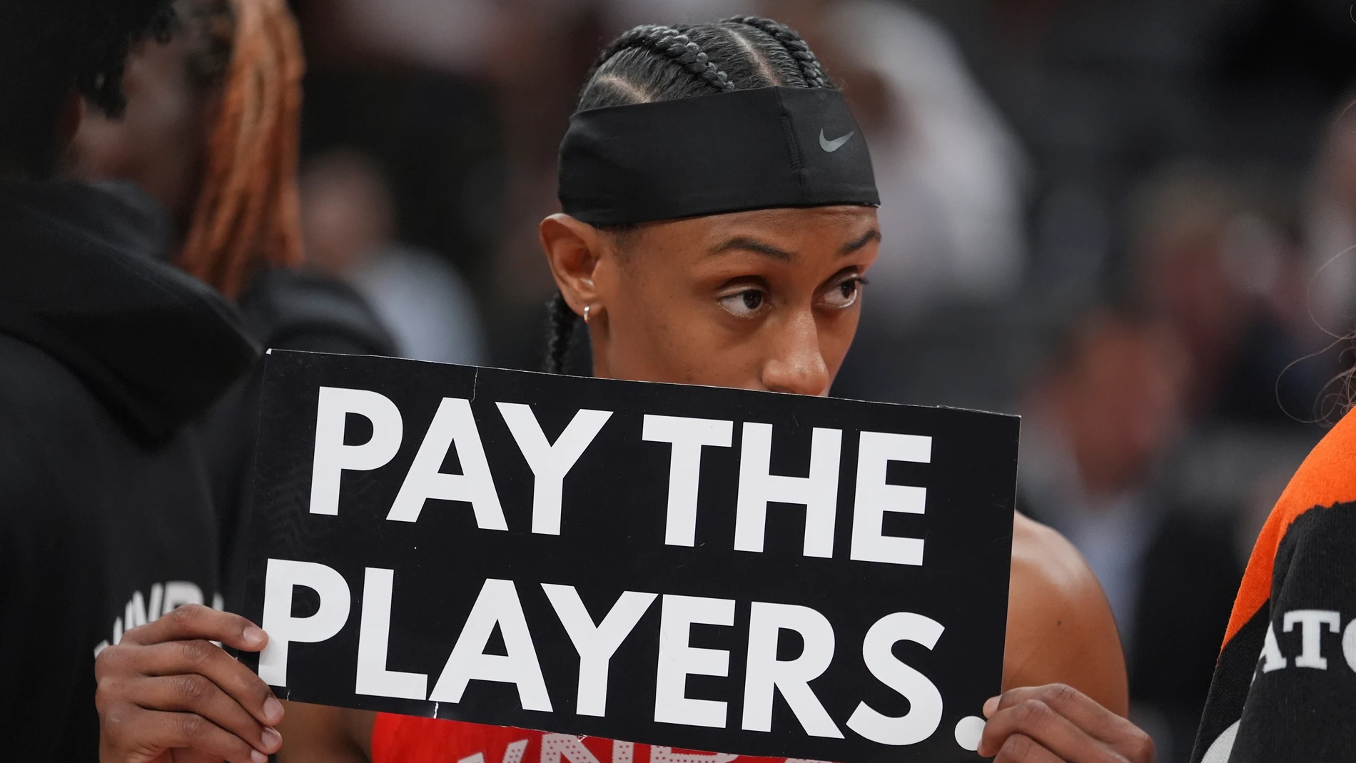 Sykes, jugadora de las Mystics, con el cartel reclamando mejoras salariales en la WNBA