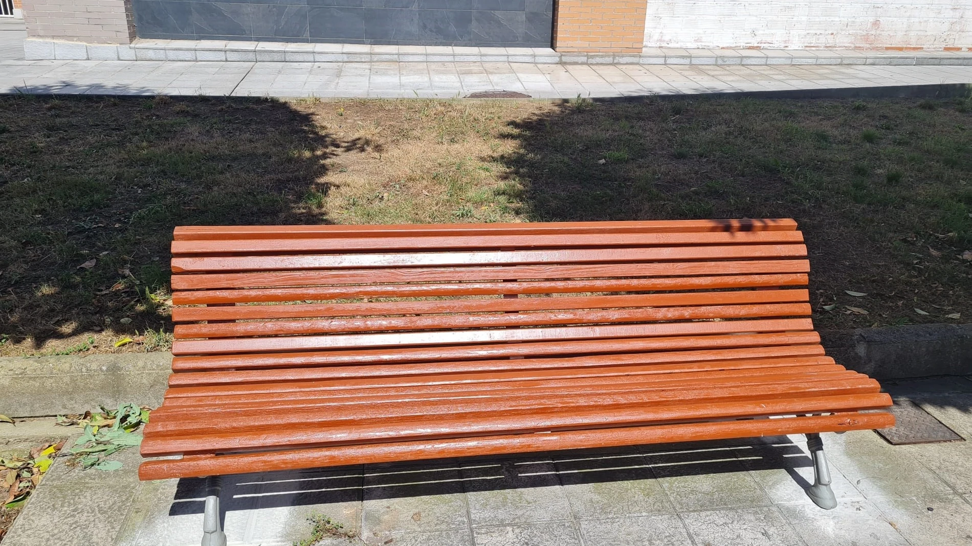 Un banco en Avilés. REMITIDA / HANDOUT por AYTO. AVILÉS Fotografía remitida a medios de comunicación exclusivamente para ilustrar la noticia a la que hace referencia la imagen, y citando la procedencia de la imagen en la firma 20/07/2025
